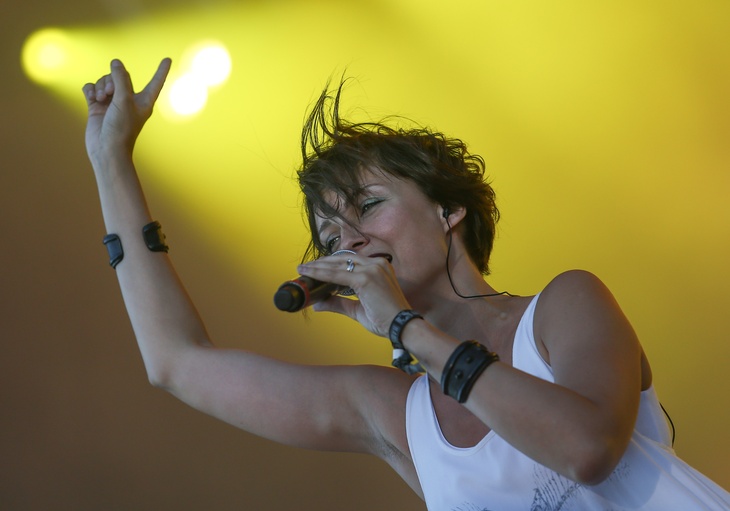 Участница группы «Мельница» Наталья О`Шей (Хелависа) во время выступления на рок-фестивале «Нашествие»