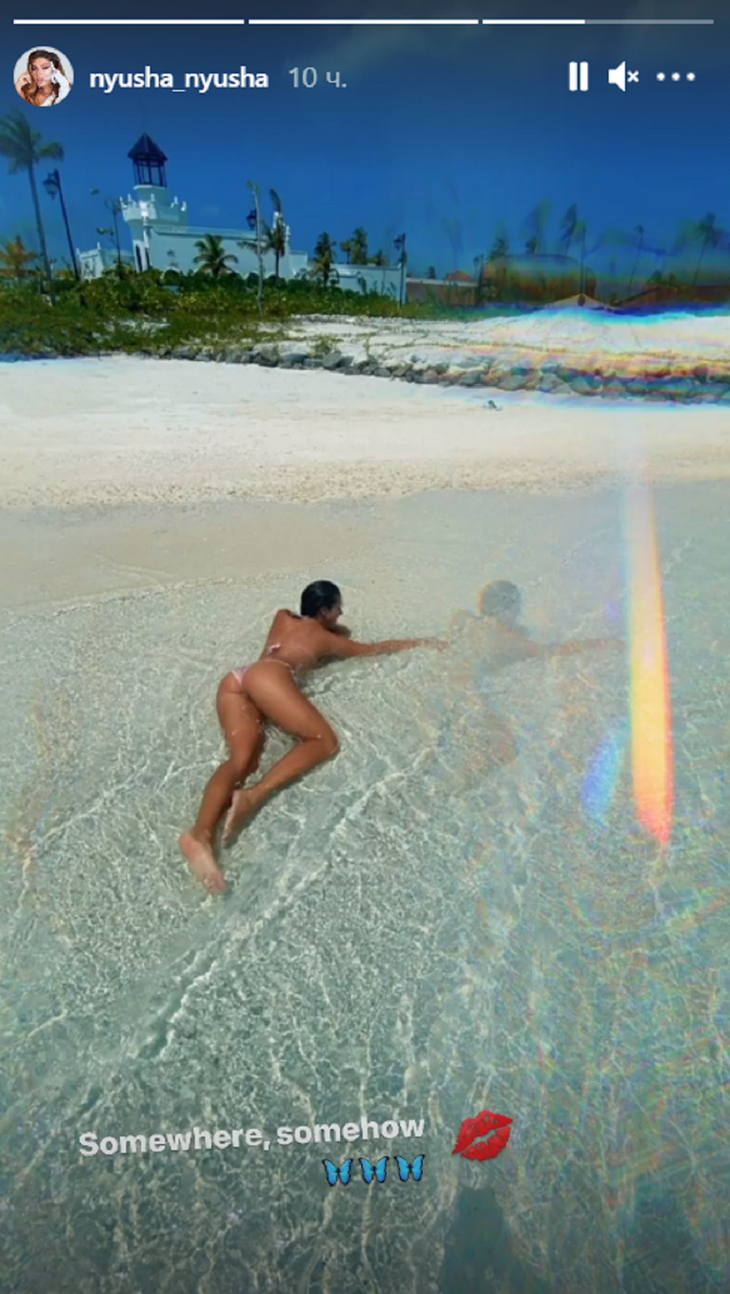 Наливной персик едва прикрыла: Нюша показала фото с пляжа в мокром бикини