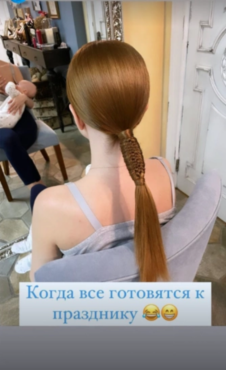 «Все готовятся к празднику»: Подольская опубликовала интимные фото кормления младшего сына