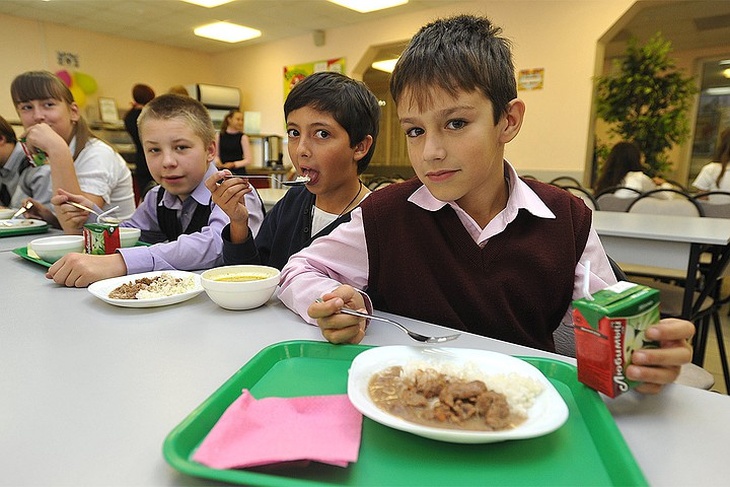 Сейчас в школьных столовках часто кормят чем-то непонятным по цвету, вкусу и запаху.