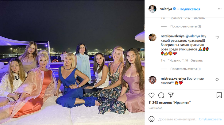 «Самая красивая роза»: Валерия в синем платье по фигуре очаровала поклонников 