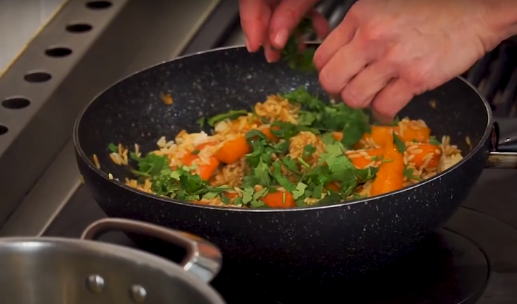 «Абсолютная бомба, счастье и сказка»: Высоцкая научила готовить шедевр из морковки и риса