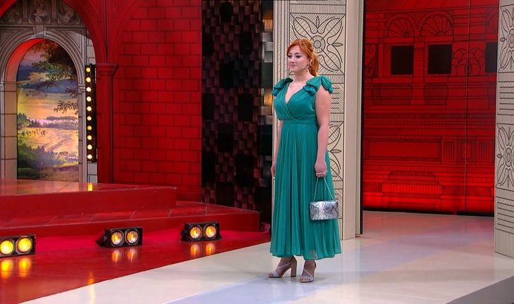 «Прекрасным образом стройнит фигуру»: Васильев показал платье для выхода в свет