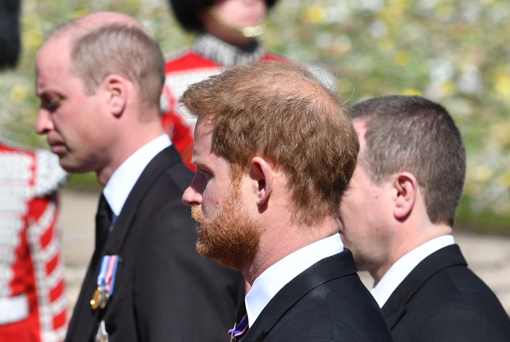 Королева не причем: Уильям не хотел идти рядом с Гарри на похоронах деда
