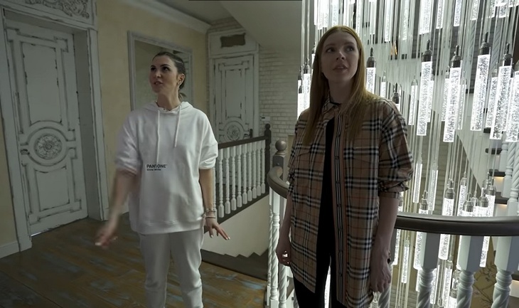 Много окон и люстра на два этажа: как выглядит особняк Подольской и Преснякова изнутри