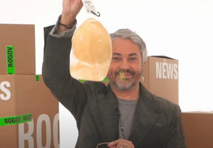 «Абсолютный must-have»: Рогов показал ультрамодый головной убор на весну-лето 2021 года