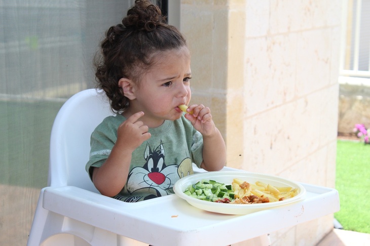 «Пока я ем…»: пять фраз про еду, которые больше всего раздражают детей