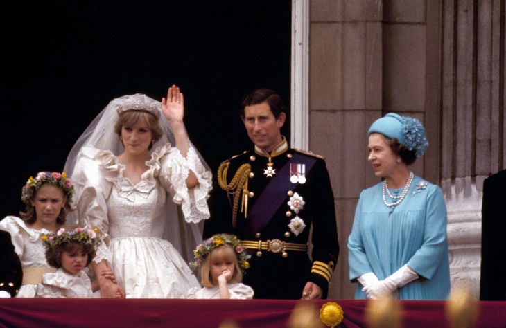 Шлейф семь с половиной метров: во дворце в Лондоне впервые выставят свадебное платье принцессы Дианы 
