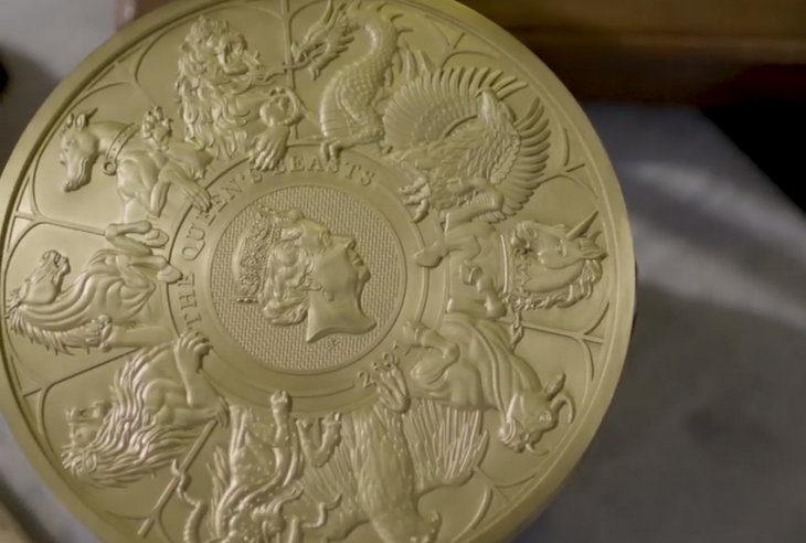 «Звери королевы»: в Великобритании отчеканили гигантскую золотую монету в честь Елизаветы II