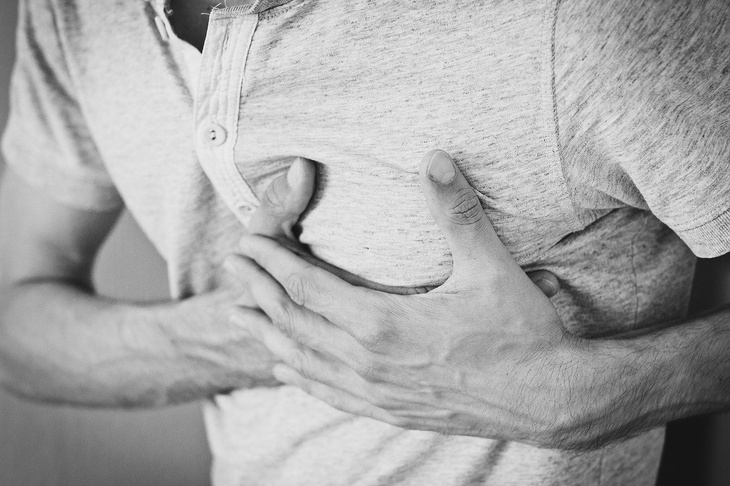 «Неприятное ощущение в груди»: названы скрытые симптомы сердечного приступа