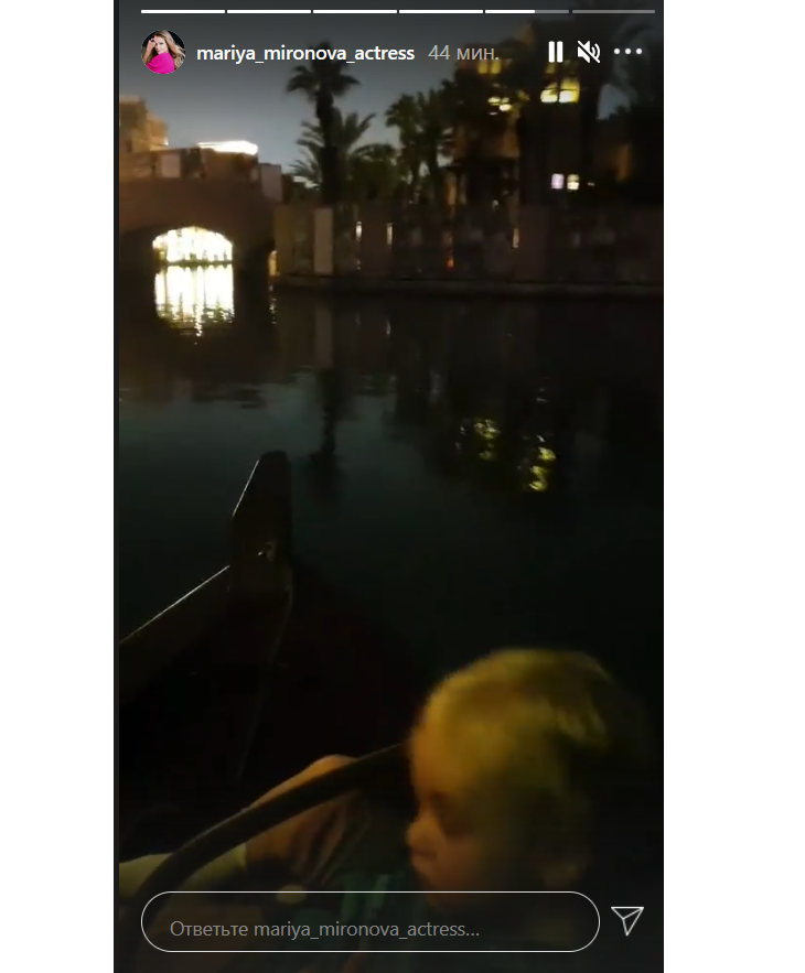 «Какая красота, Федюш!»: Миронова вместе с сыном покаталась по ночному Дубаю