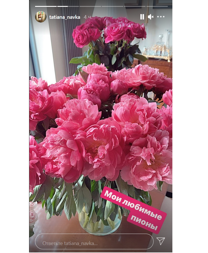 «Мои любимые»: Навка показала десятки букетов, которые получила на день рождения