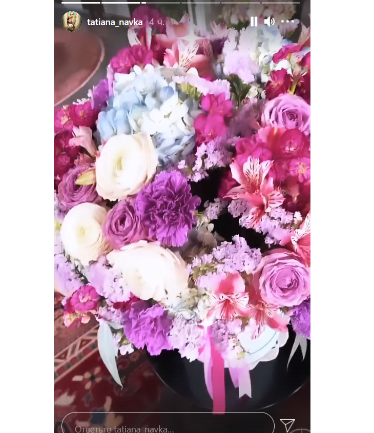 «Мои любимые»: Навка показала десятки букетов, которые получила на день рождения
