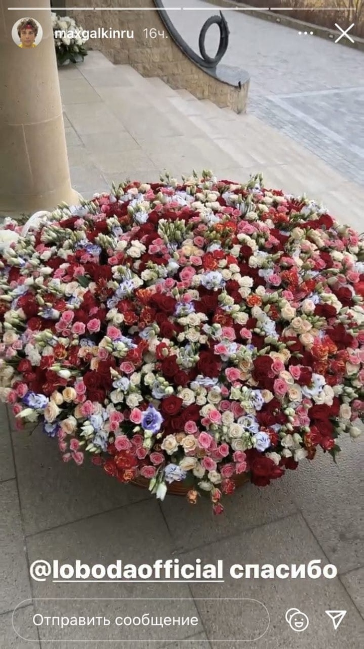 «Боже, сколько цветов!»: Галкин показал букет-победитель на дне рождения Пугачевой