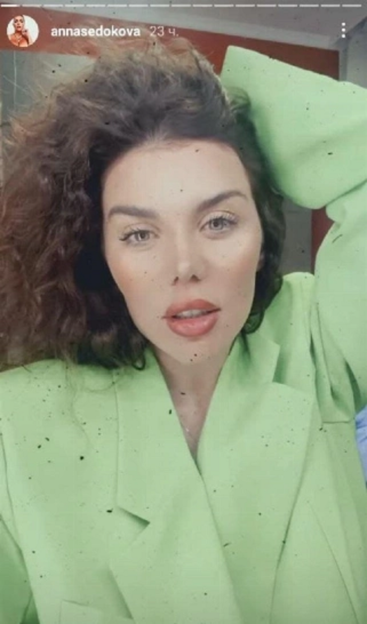 Прикрыла прелести: Седокова в пиджаке «с мужского плеча» поманила сочными формами