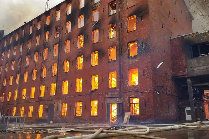 Источник назвал предварительную причину пожара на Невской мануфактуре