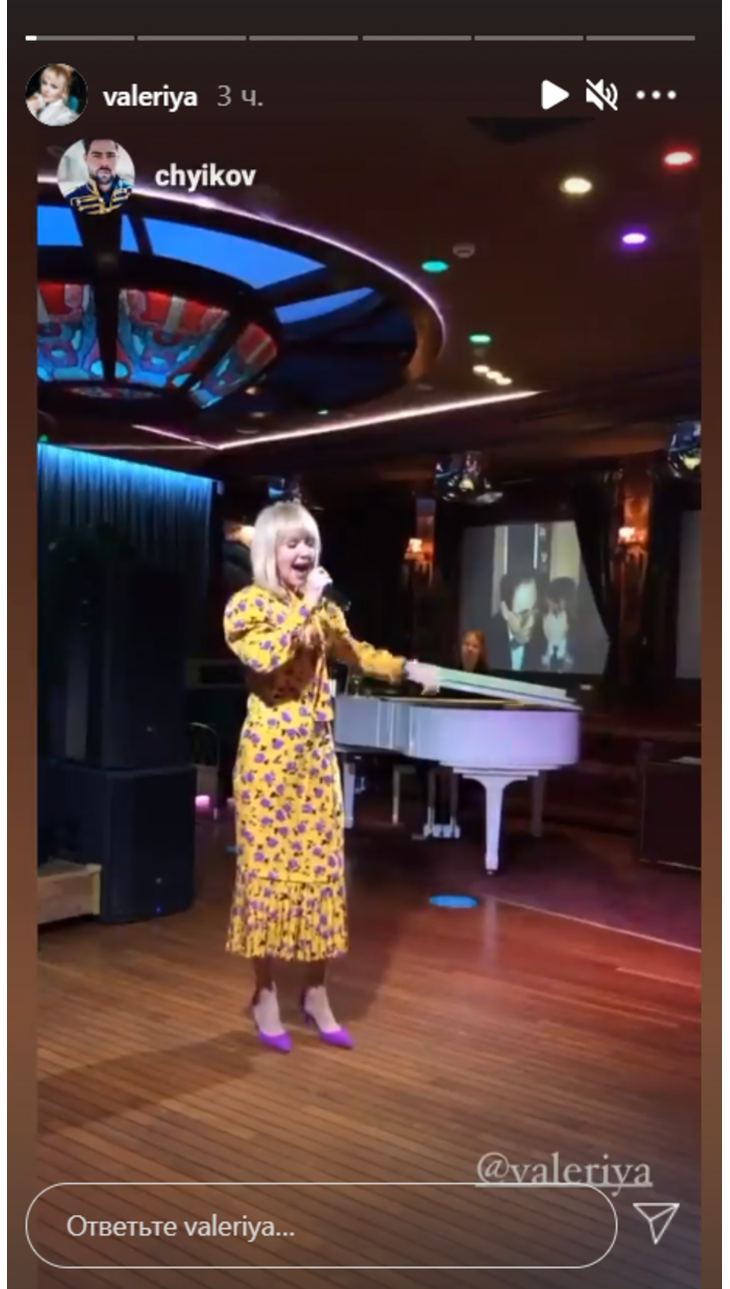 Сама нежность: Валерия стала королевой вечера в ярком платье на дне рождения мужа