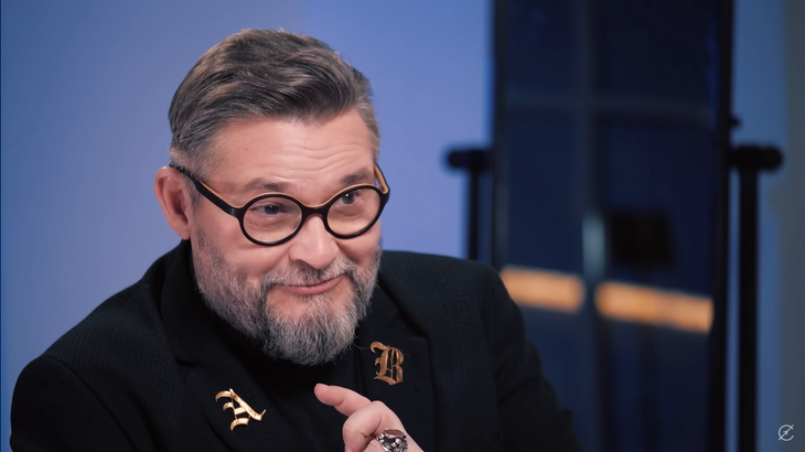 «Это женская поддержка брошенке»: историк моды Васильев объяснил популярность Бузовой