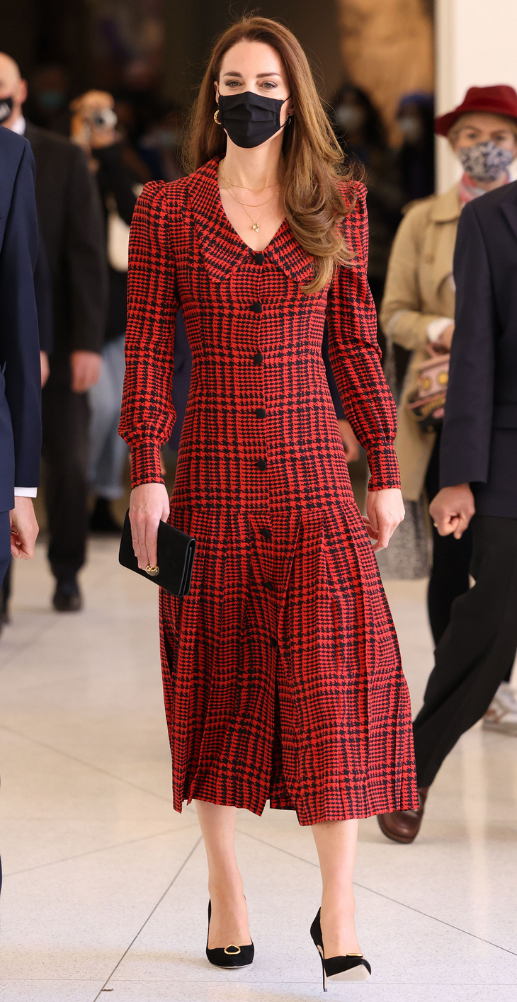 Умопомрачительная красотка: Кейт Миддлтон подчеркнула изгибы тела элегантным платьем