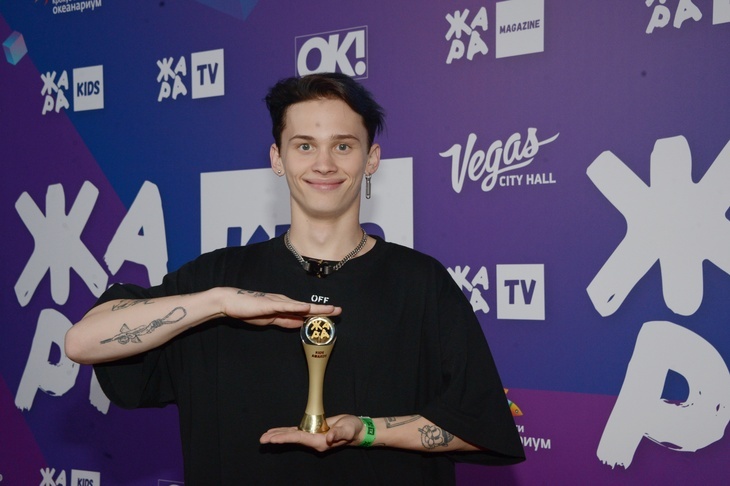 «Даже в платье краш!»: Даня Милохин в образе принцессы не разочаровал фанаток