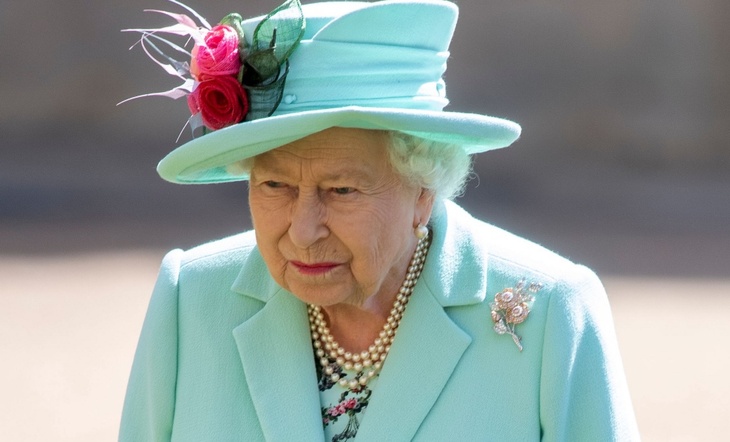 Уже не в первый раз: королева Елизавета II увлеклась выпуском спиртного