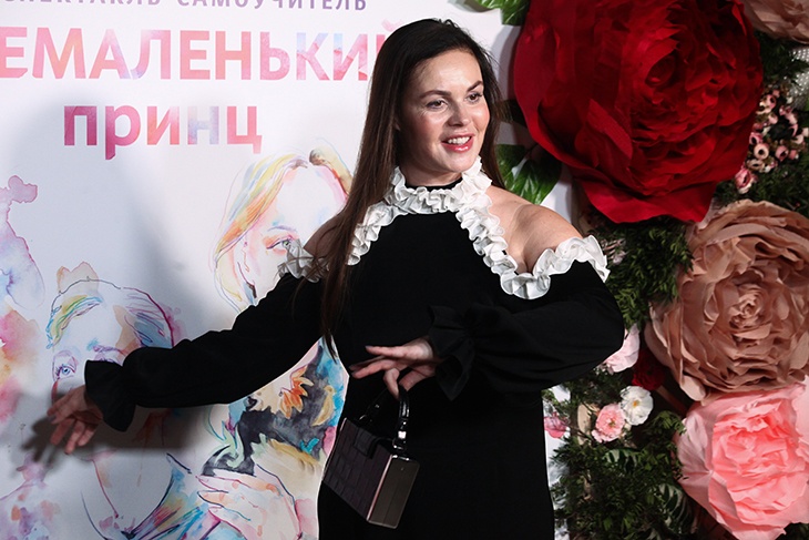 «Дворянка всея Руси»: Андреева покрасовалась в народном костюме во время отдыха на Ямале