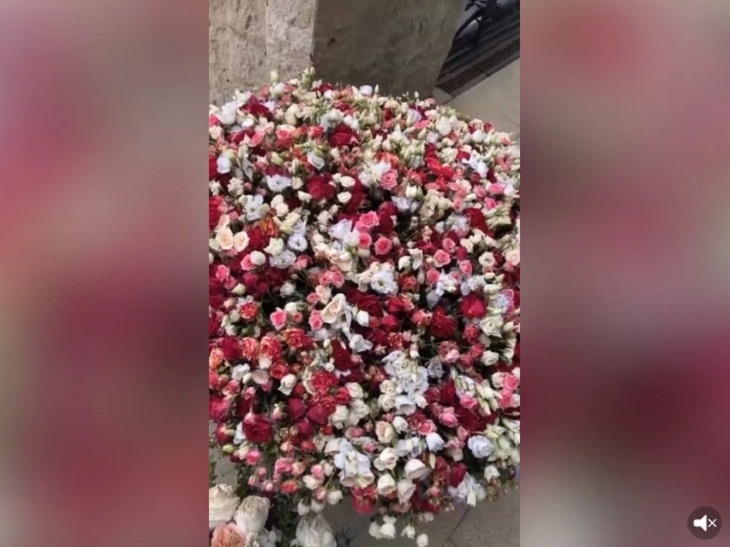 Как у Пугачевой: Ольга Бузова похвасталась шикарным огромным букетом роз