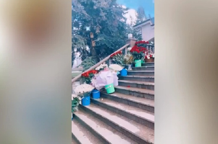 Чемодан Louis Vuitton, хрусталь Baccarat: Киркоров показал гору подарков, врученных ему на 54-летие