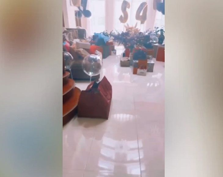 Чемодан Louis Vuitton, хрусталь Baccarat: Киркоров показал гору подарков, врученных ему на 54-летие