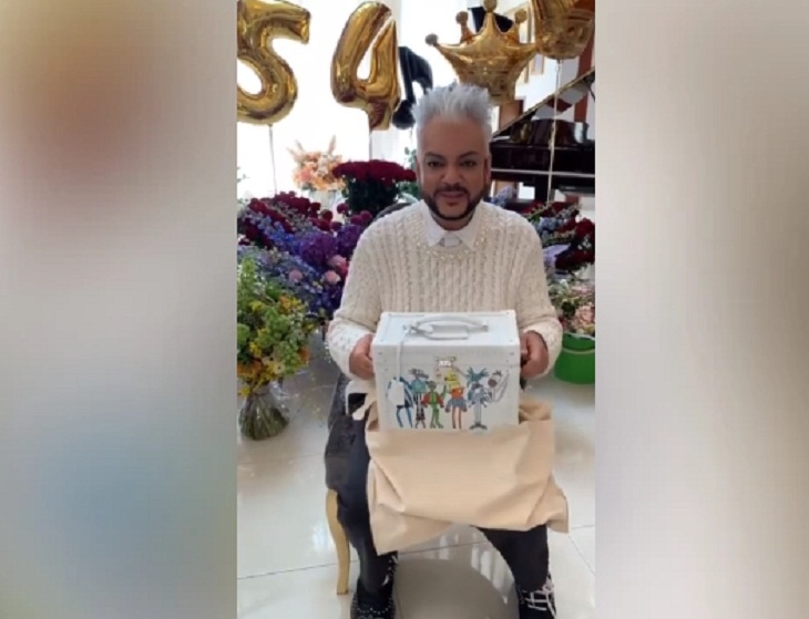 Чемодан Louis Vuitton, хрусталь Baccarat: Киркоров показал гору подарков, врученных ему на 54-летие