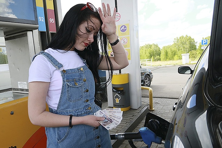Государство изменило схему доплат нефтяникам, чтобы они не поднимали цену на бензин