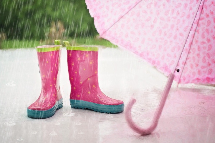 «Это не щелочь и не кислоты»: дерматолог объяснила опасность прогулок под дождем