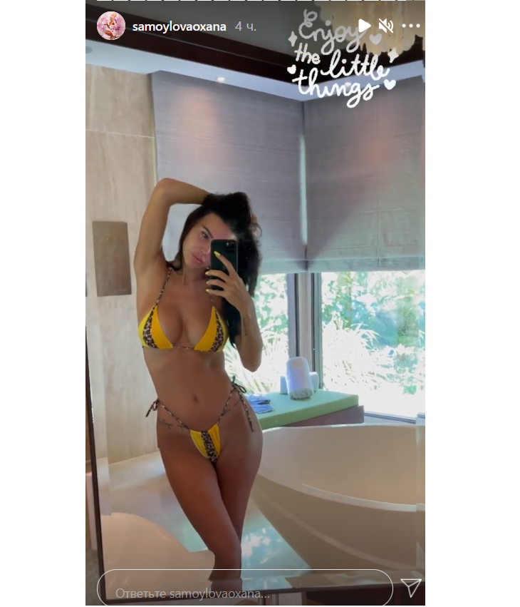 Красоту не спрячешь: Самойлова в мини-бикини еле прикрыла свои прелести 