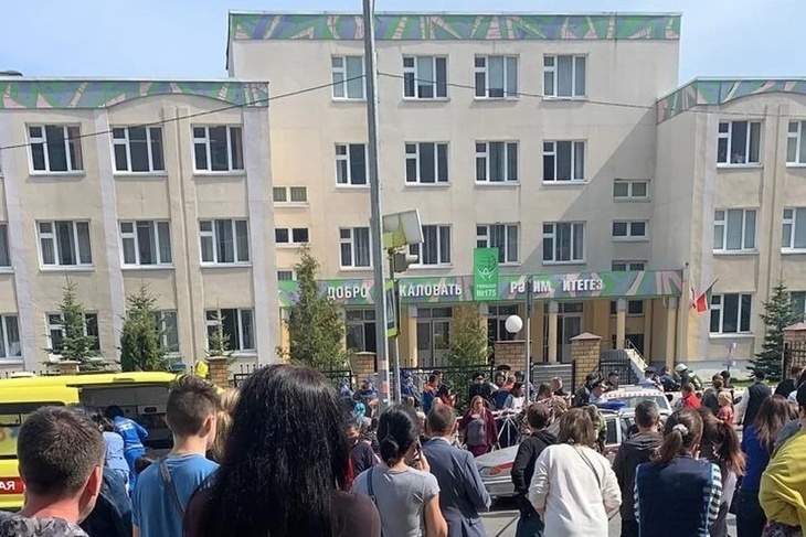 Возле школы №175 в Казани, где произошел теракт, собрались люди.