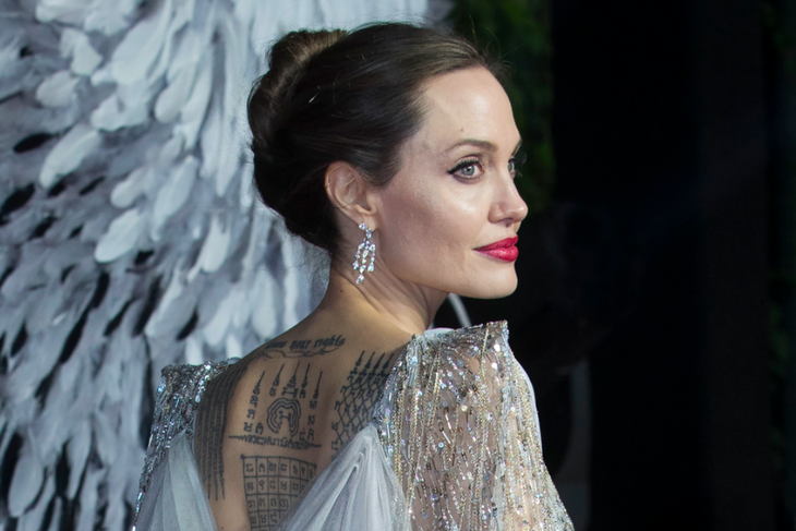 «Не мылась три дня»: Анджелина Джоли превратилась в «живой улей» для социального ролика