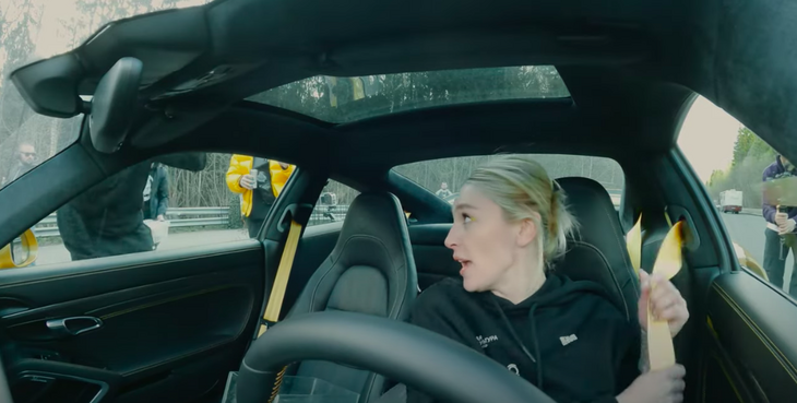 «Я не пристегнулась!»: Настя Ивлеева устроила «адские гонки» на споркарах