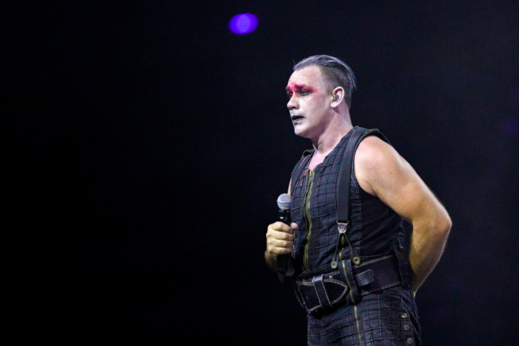 «Я ненавижу детей»: Rammstein снял клип с Реввой и кровоточащим бюстом Ленина