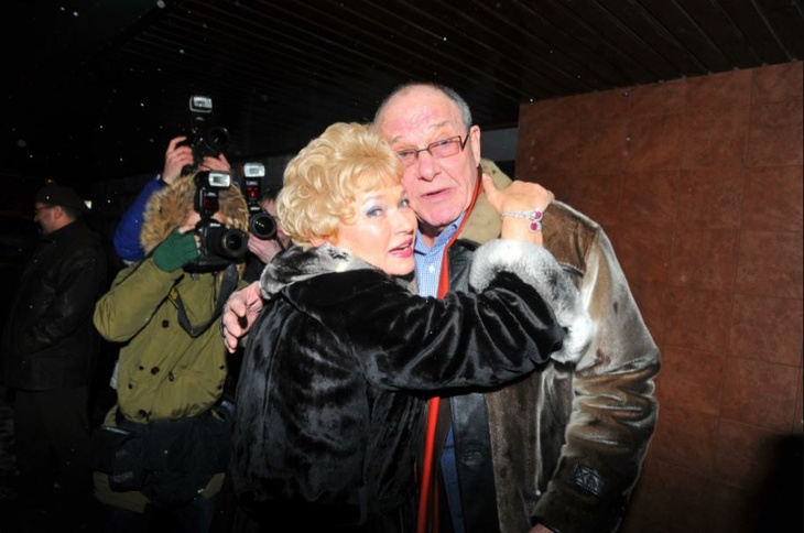 Каждый шаг дается с трудом: мать Собчак появилась на светском мероприятии на костылях