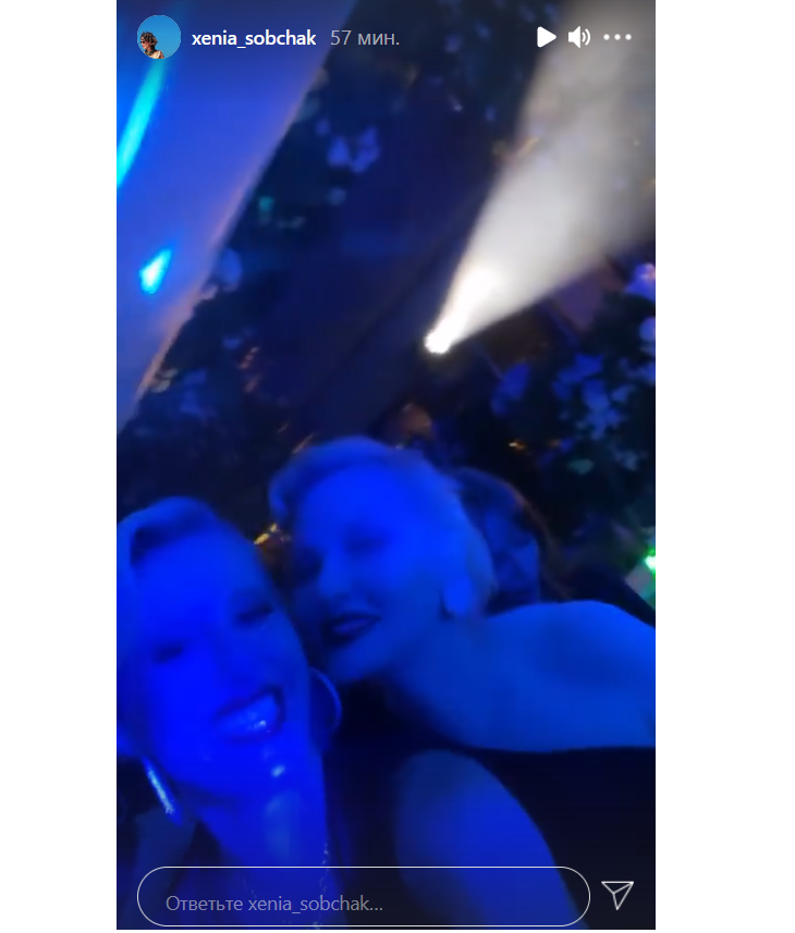 «Хочешь?»: Ксения Собчак и Рената Литвинова кокетничали на концерте Земфиры