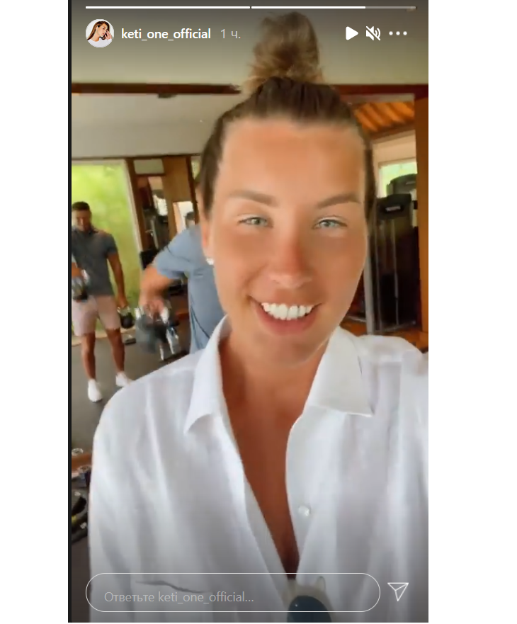 «Мечта моего мужа»: Топурия без макияжа потренировалась с гантелями на Мальдивах