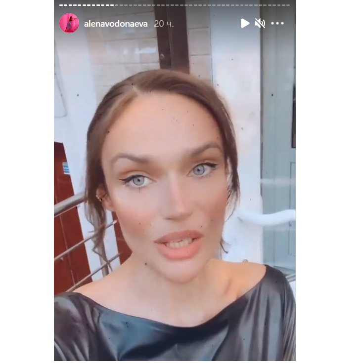 «Вот это талия!»: Водонаеву в платье с открытой спиной назвали Моникой Беллуччи