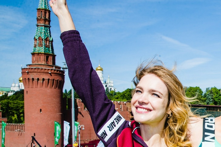 «Дети взрослеют, а вы молодеете»: Наталья Водянова показала дочь-тинейджера