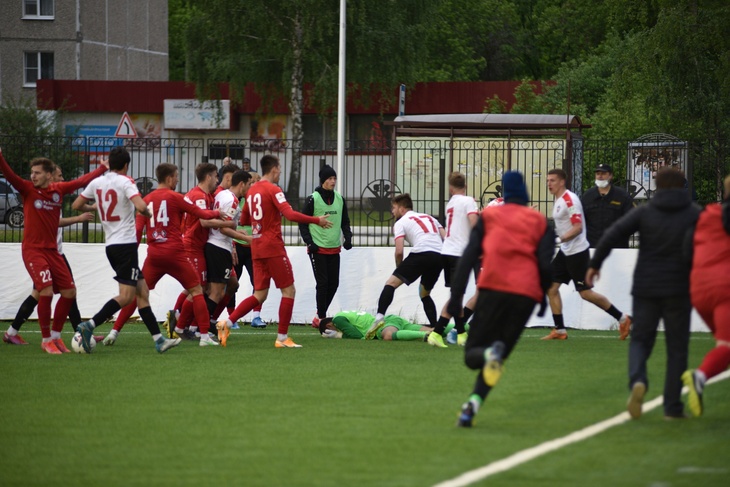 «И вратаря ударил. Сейчас будет жестко»: футбольный матч закончился массовой дракой