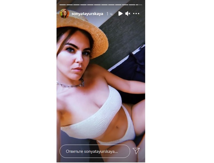 «Люблю жару»: Таюрская показала, как загорает в коротком топе без бретелек