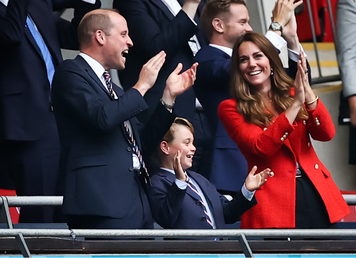 Икона стиля: Кейт Миддлтон появилась на футбольных трибунах в алом жакете Zara