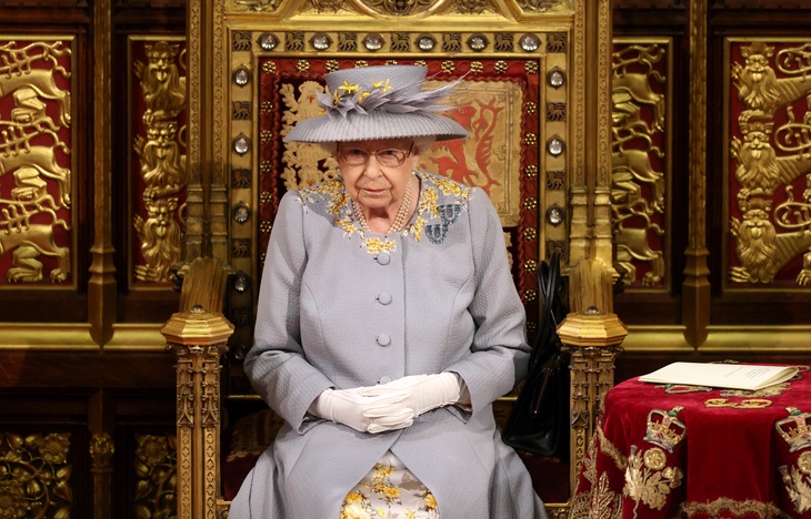 «Разрешалось работать лишь прислугой»: Елизавету II заподозрили в многолетней расовой дискриминации