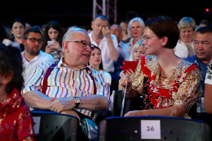«Что туда положить?»: Брухунова по совету Хромченко начала носить крошечную сумку 