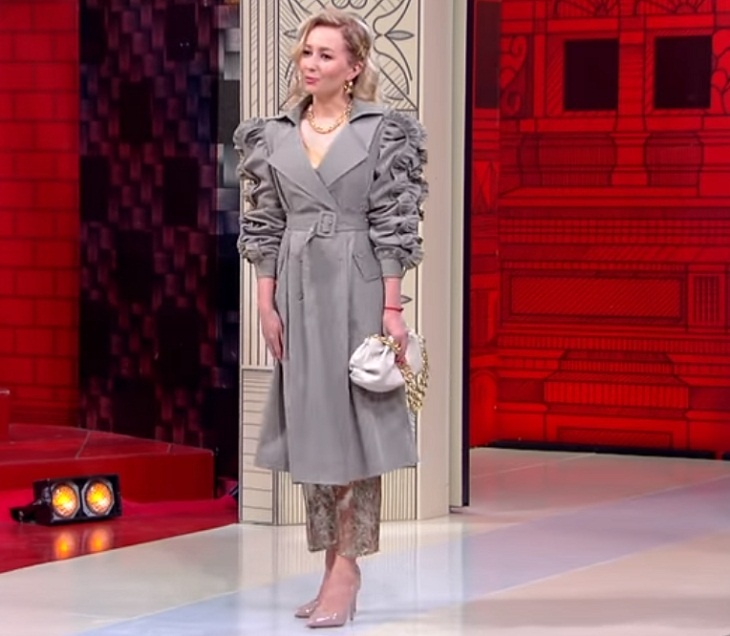 Если прохладно: Хромченко показала плащ с рукавами-«ренессанс», который можно носить как платье