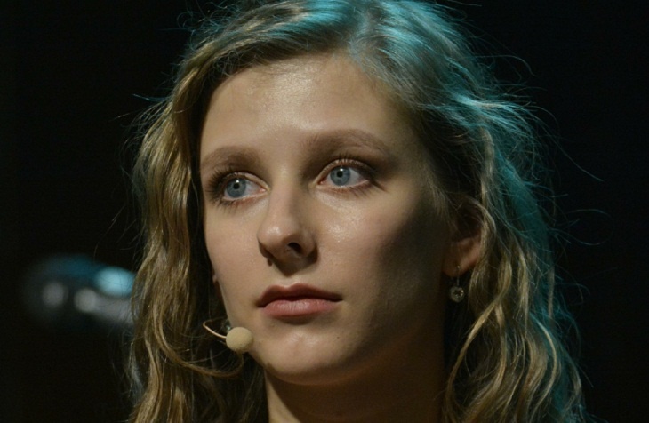 Будущие мамы сияют: беременные Арзамасова и Горбань померились животиками на премьере фильма