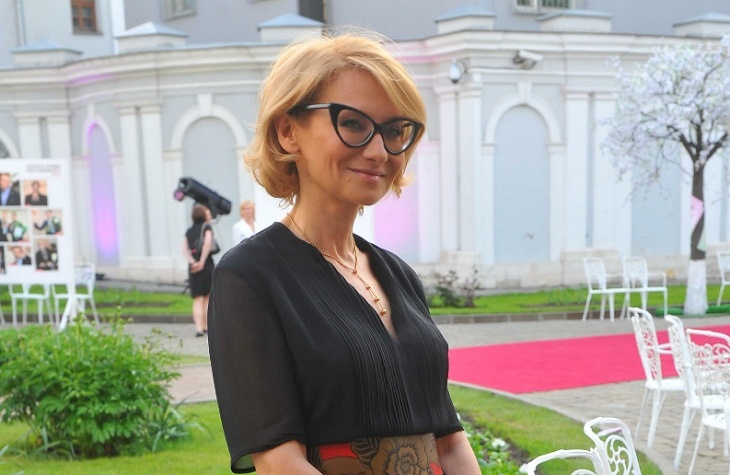 «Для тех, у кого богатая кладовка»: Хромченко показала «ненафталиновый» ретро-комплект для дам за 60